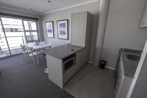 Panoramic-Apartment, 1 Schlafzimmer, eingeschränkter Meerblick, Eckzimmer | Eigene Kochnische | Kühlschrank, Mikrowelle, Ofen, Herdplatte
