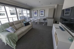 Panoramic Apartment, 1 Bedroom, Partial Ocean View, Corner | Living area - Seaview 1BR Apartment with Amazing Deck (Auckland)