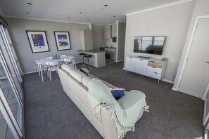 Appartement Panoramique, 1 chambre, vue partielle sur l'océan, en angle | Salle de séjour