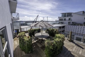 Appartement Panoramique, 1 chambre, vue partielle sur l'océan, en angle | Terrasse/Patio