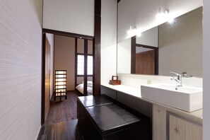 Separate tub and shower, deep soaking tub, free toiletries, hair dryer - Kyoyadoya Oyado Ichi (Kyoto)