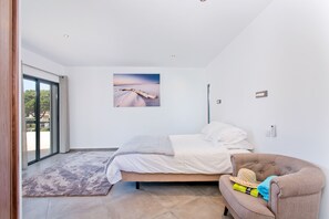 4 chambres, coffre-fort, fer et planche à repasser, lit de bébé portatif