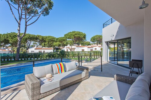 Erstaunlich helle und geräumige 4-Bett-Villa mit privatem beheiztem Pool.