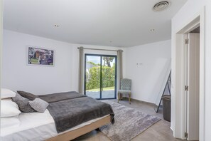 4 soverom, safe på rommet, strykejern/-brett og reiseseng for barn