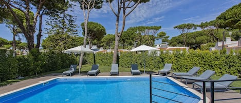 Piscina all'aperto, una piscina riscaldata