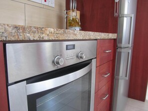 Mikrowelle, Ofen, Geschirrspüler, Wasserkocher mit Kaffee-/Teezubehör