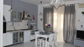 Frigorifero, forno, piano cottura, lavastoviglie