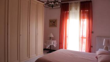 2 Schlafzimmer, BĂŒgeleisen/BĂŒgelbrett, WLAN, BettwĂ€sche