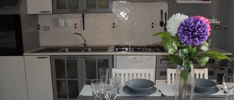 ثلاجة، فرن، موقد طهي مسطح، غسالة أطباق