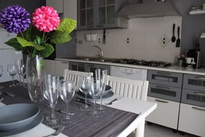Fridge, oven, stovetop, dishwasher