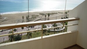 A balcony with a view of a beach and a roundabout. - Peñismar I D 2-10 (Peñiscola)