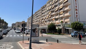 A multi-story building with balconies and a sign that reads "URBANIZACION PENINSULAR". - Peñismar I D 2-10 (Peñiscola)