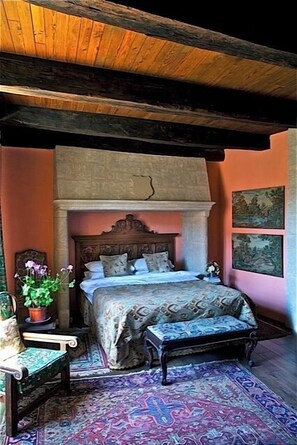 4 bedrooms, desk, WiFi, bed sheets