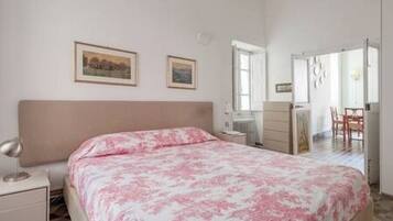 2 dormitorios, tabla de planchar con plancha, cuna de viaje