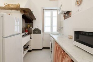 Kühlschrank, Mikrowelle, Herdplatte, Wasserkocher mit Kaffee-/Teezubehör