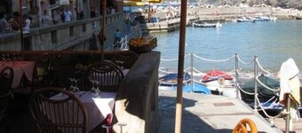 "Marina Apart": Beachfront, 2 AC BDR, 2 BTH, easy from train. Free Parking!
