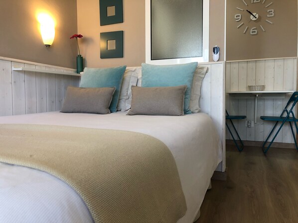 1 chambre, bureau, système d’insonorisation, fer et planche à repasser