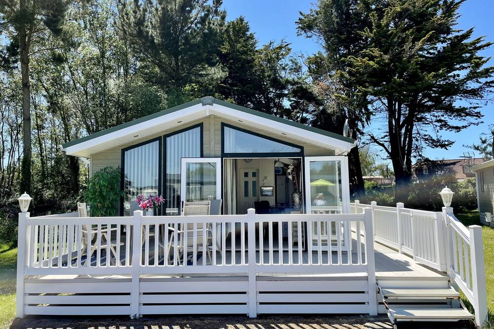 Shorefield Lodge is in the multi award winning 5-star Shorefield Country Park.