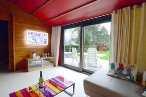Televisión de pantalla plana y chimenea 