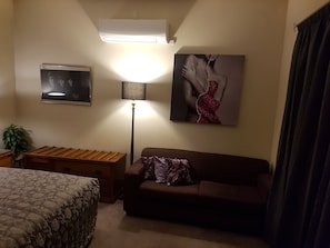 Habitación Confort, 1 habitación | Área de sala de estar | Televisión y películas con cargo