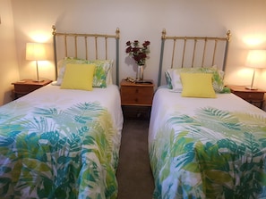 Habitación clásica con 2 camas individuales, 2 camas individuales | Ropa de cama de alta calidad y escritorio