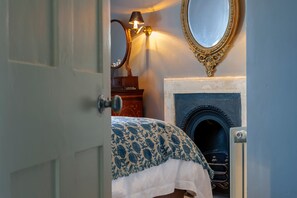 3 habitaciones, tabla de planchar con plancha y cuna de viaje 