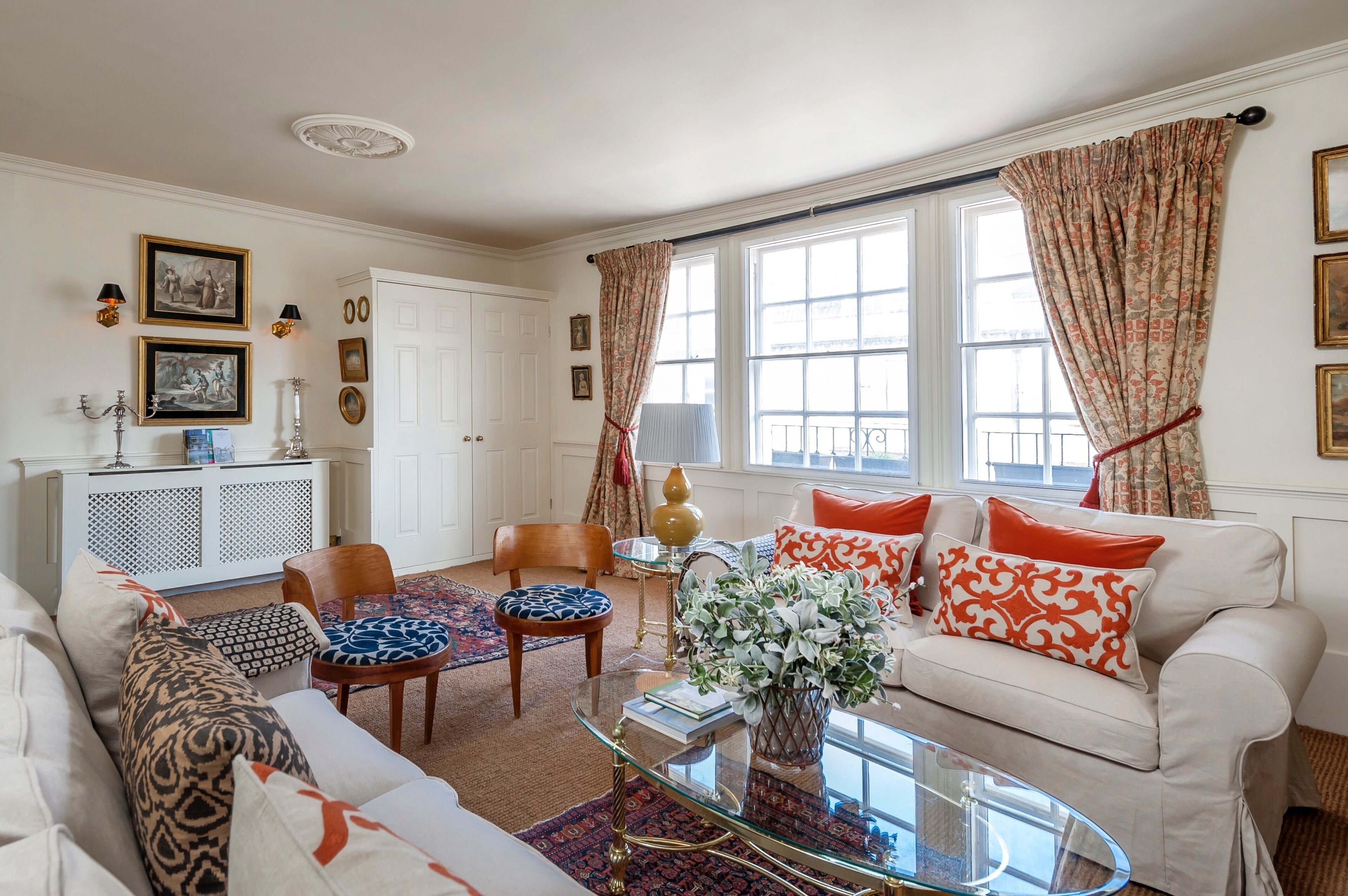 Älytelevisio, videopelejä, DVD-soitin, kirjoja