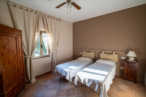 4 slaapkamers, een strijkplank/strijkijzer, reisbedje, gratis wifi