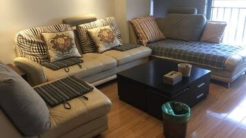 Apartment, 2 Schlafzimmer | Wohnbereich | Flachbildfernseher