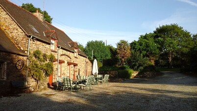 le Cosquer tiene 5 propiedades con piscina compartida y sala de juegos.