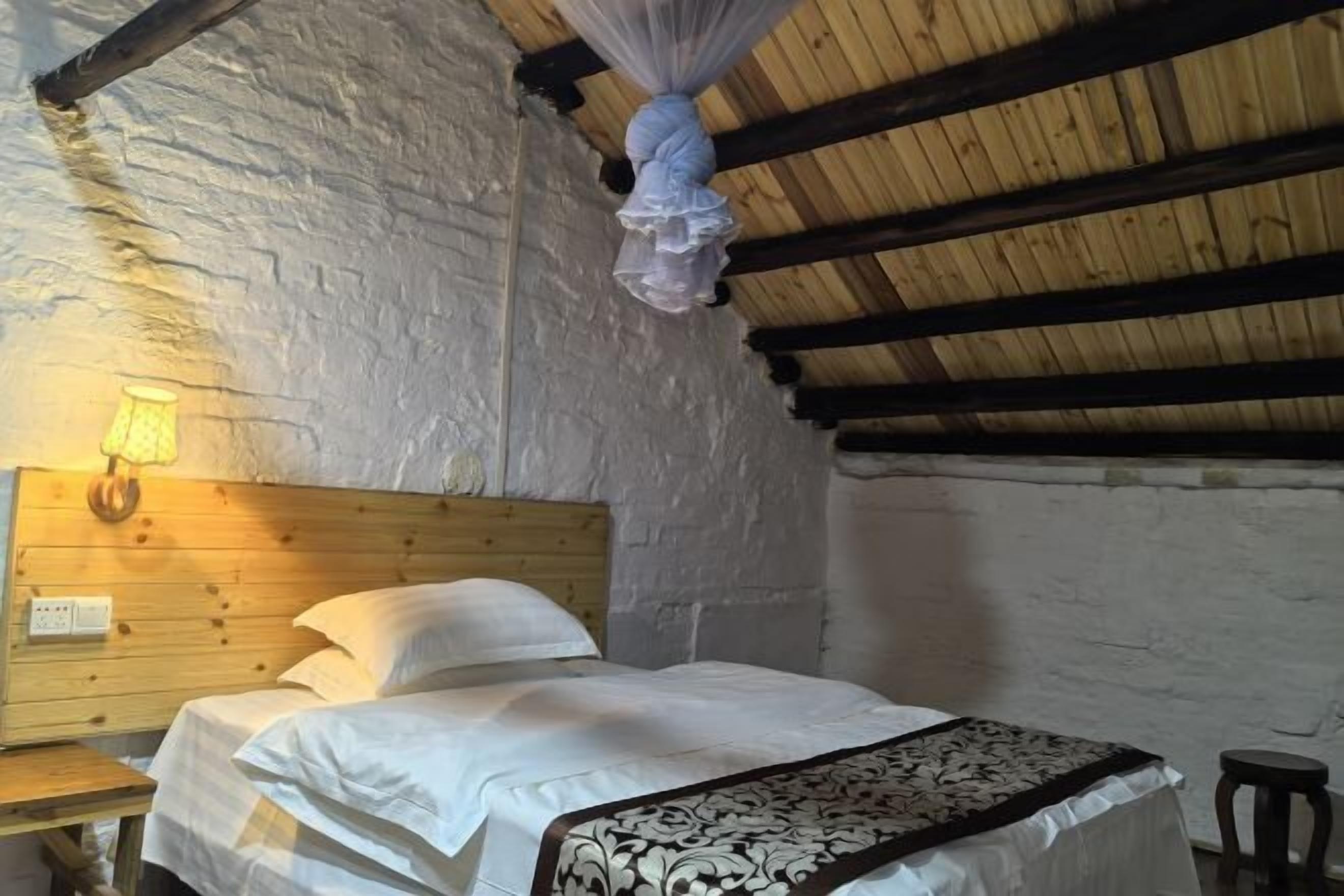 Con stile personalizzato, una scrivania, Wi-Fi gratuito