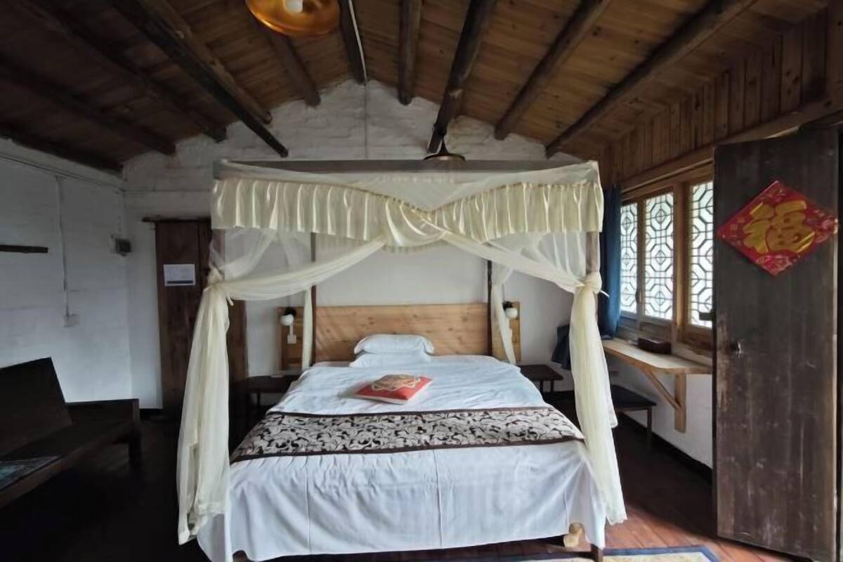 Con stile personalizzato, una scrivania, Wi-Fi gratuito