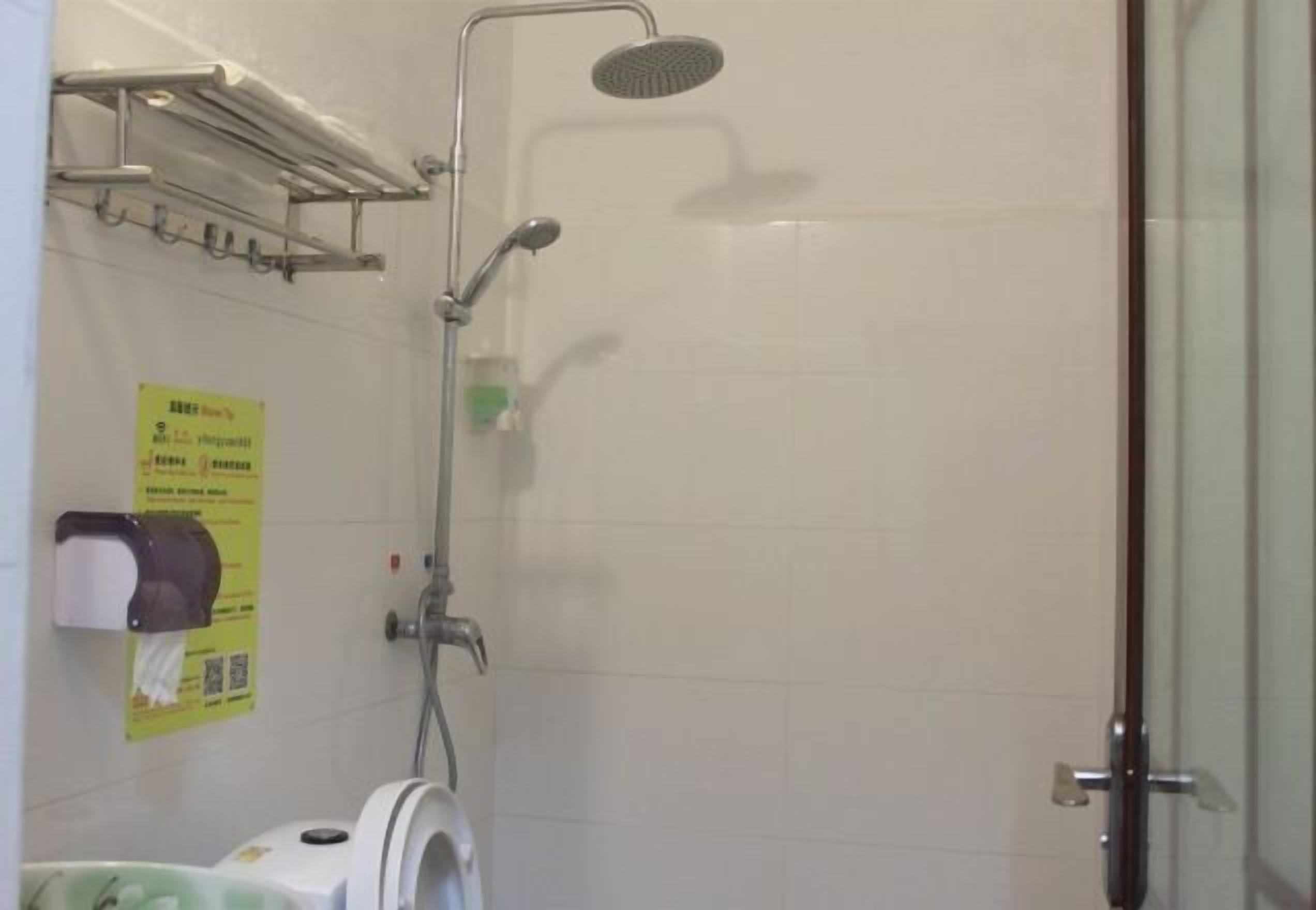 Bagno | Doccia, soffione a pioggia, set di cortesia gratuito, asciugacapelli