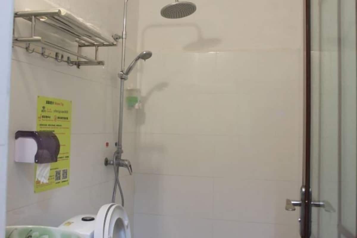 Bagno | Doccia, soffione a pioggia, set di cortesia gratuito, asciugacapelli