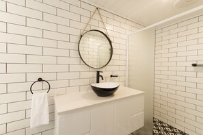 Premium resortwoning, 1 slaapkamer, bubbelbad, uitzicht op heuvels | 1 slaapkamer, luxe beddengoed, individueel gedecoreerd