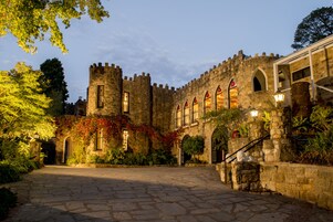 Fachada de la propiedad por la tarde o noche