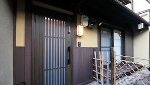 Pintu masuk properti