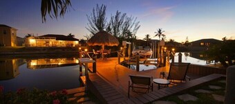 Modern luxury villa, south-facing, boat (optional),rental prices incl. 11.5% tax