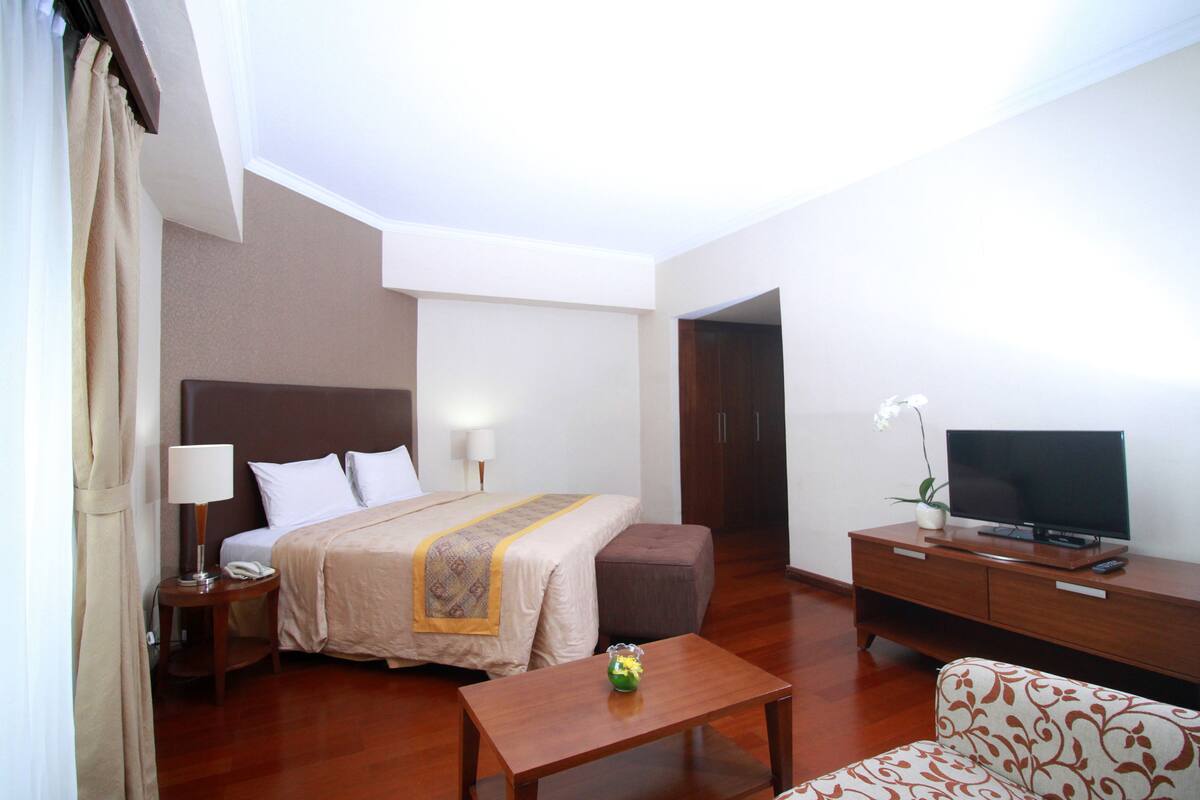 Apartment, 3 Bedrooms | Premium bedding, in-room safe, desk, soundproofing