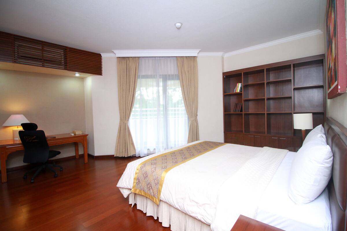 Apartment, 2 Bedrooms | Premium bedding, in-room safe, desk, soundproofing