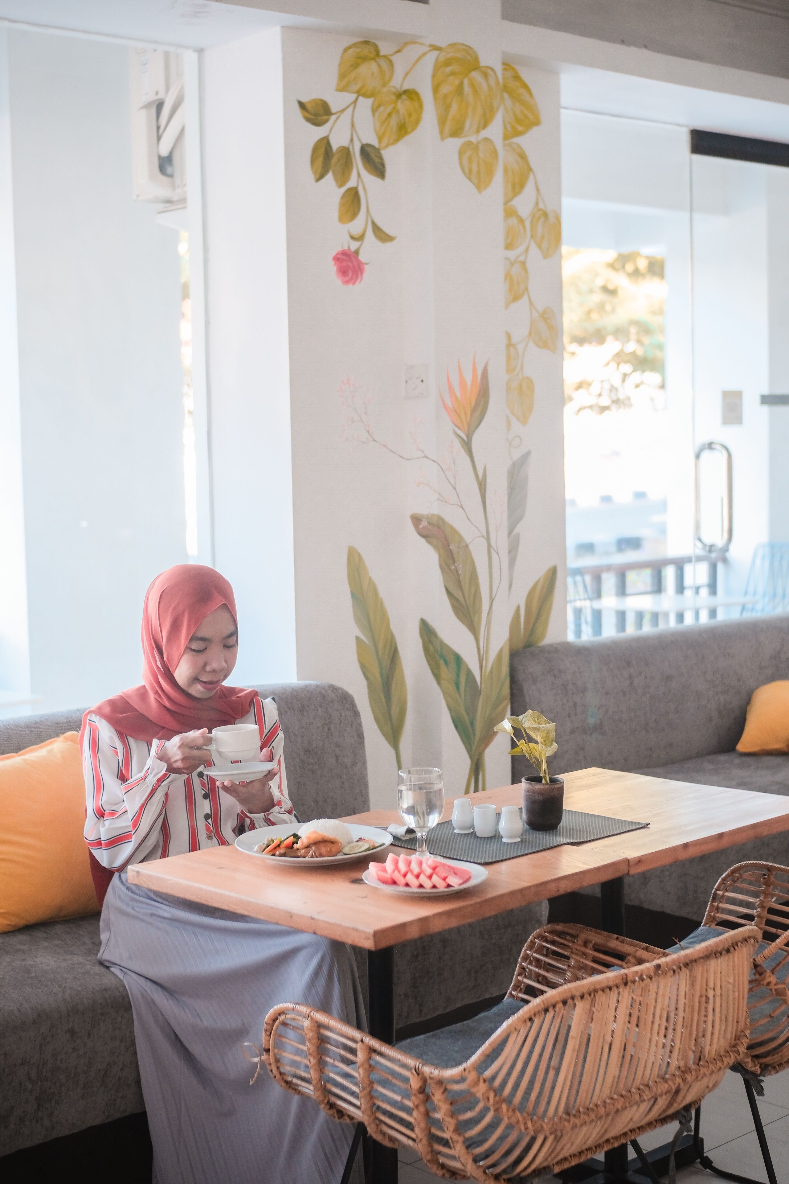 Melayani sarapan, makan siang, dan makan malam