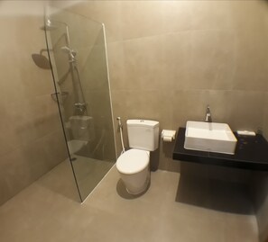 Shower - Front One Resort Yogyakarta (Depok)