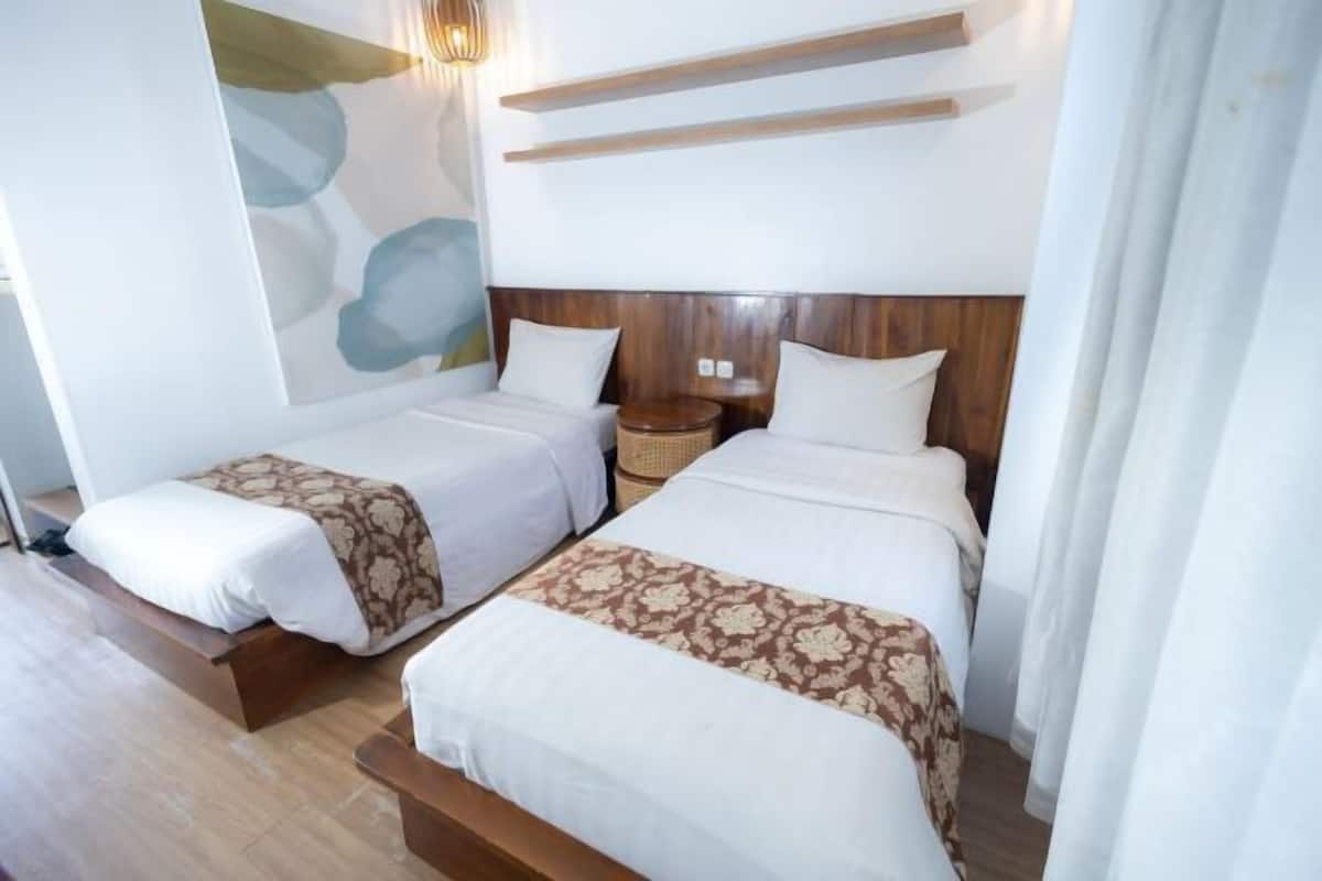 In-room safe, desk, soundproofing, WiFi (free)