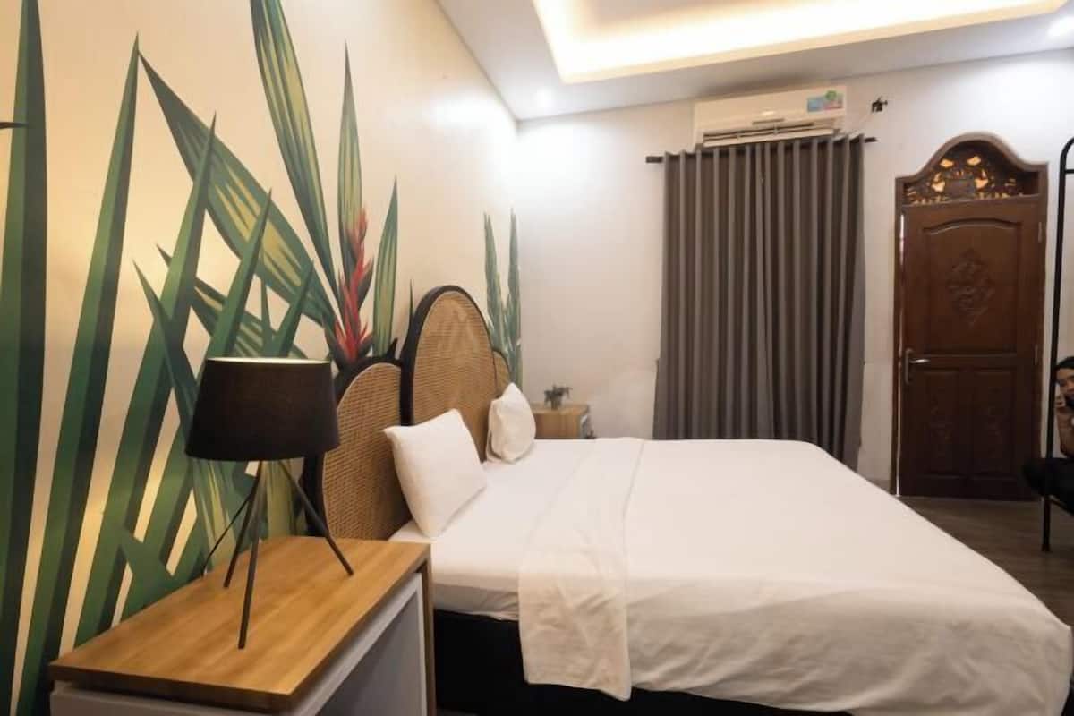 In-room safe, desk, soundproofing, WiFi (free)