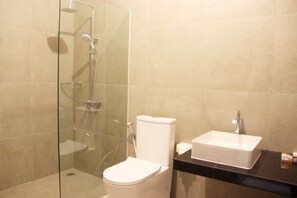 Shower - Front One Resort Yogyakarta (Depok)