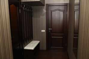 Superior-rum (King) | Sängtillbehör av högsta kvalitet, skrivbord och mörkläggningsgardiner