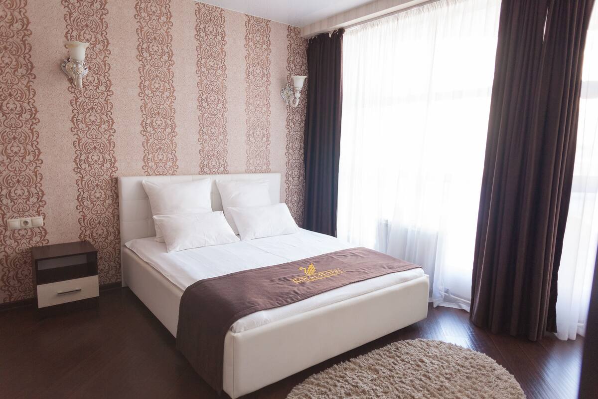 Camera doppia, bagno privato | Biancheria da letto di alta qualità, una scrivania, tende oscuranti