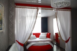 Sängtillbehör av högsta kvalitet, skrivbord och mörkläggningsgardiner