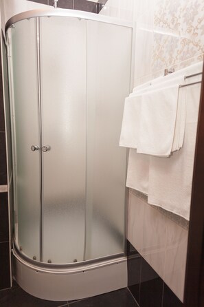 Shower, free toiletries, hair dryer, towels - Royal (Novokuznetsk)
