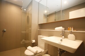 Luxury Apartment, 1 Queen Bed, Harbour View | Bathroom